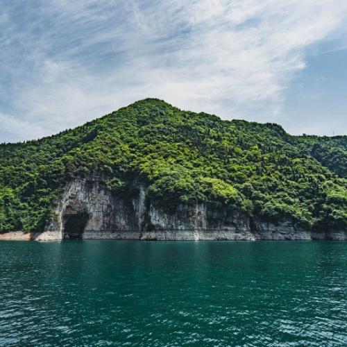 绿山湖泊风景头像，山林之间隐藏着清澈的湖泊