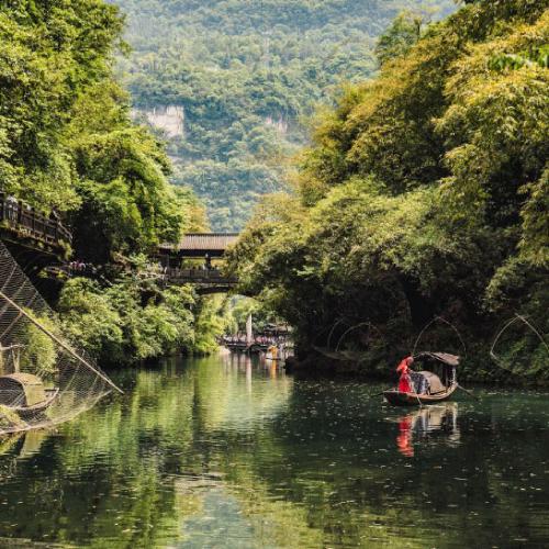 绿山湖泊风景头像，山林之间隐藏着清澈的湖泊