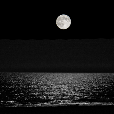 月亮微信头像 夜空中圆圆的月亮微信头像图片