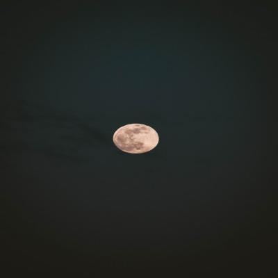 月亮微信头像 夜空中圆圆的月亮微信头像图片