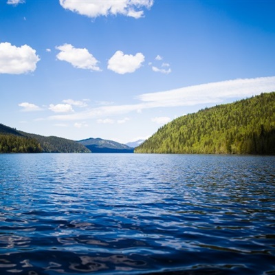 景色迷人的湖泊微信头像，宛如明镜一般