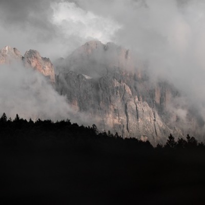 最美景色头像 山间薄雾风景图片
