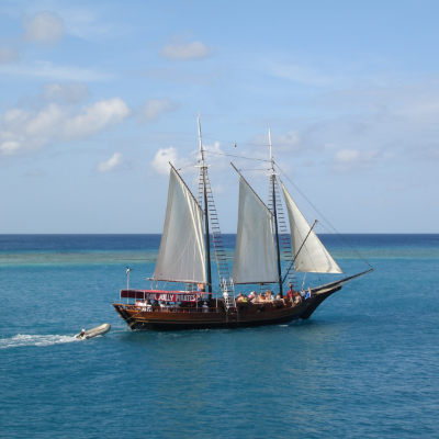 大海帆船微信头像 海面航行的唯美帆船图片