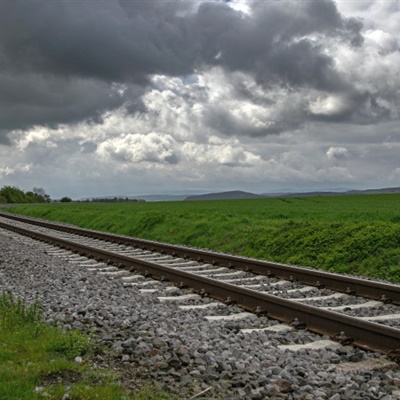 铁轨风景头像 向着远方延伸的铁轨图片
