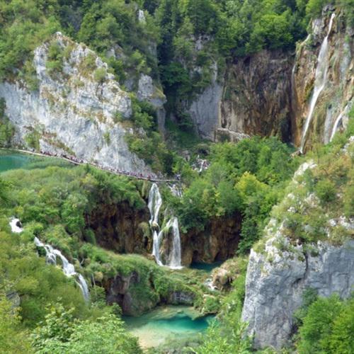 绿色清新普利特维采瀑布的风景微信头像图片