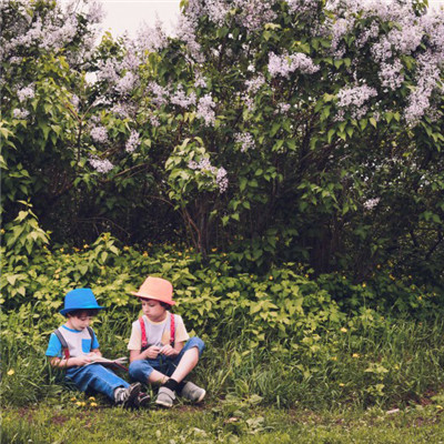 小男孩兄弟头像两人，两个戴帽子的小男孩图片