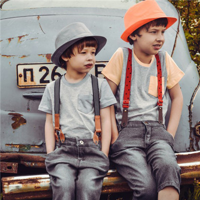 小男孩兄弟头像两人，两个戴帽子的小男孩图片