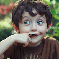 卖萌可爱小男孩qq头像图片,长着一对铜铃一般的大眼睛很可爱帅气