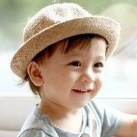 天真可爱快乐的小男孩头像,脸上带着幸福的笑