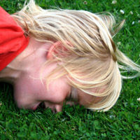可爱外国小孩萌头像,坐在枫叶上,躺在草坪上