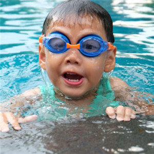 游泳小孩头像 游泳的可爱儿童图片