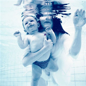 游泳小孩头像 游泳的可爱儿童图片