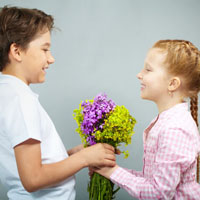 儿童情侣头像一男一女，拿着花束的可爱儿童图片