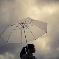 在阳光下,在雨中唯美打伞女生头像,青春又靓丽很有意境又好看