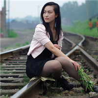 坐铁轨美女头像 坐在铁轨上的女生微信头像